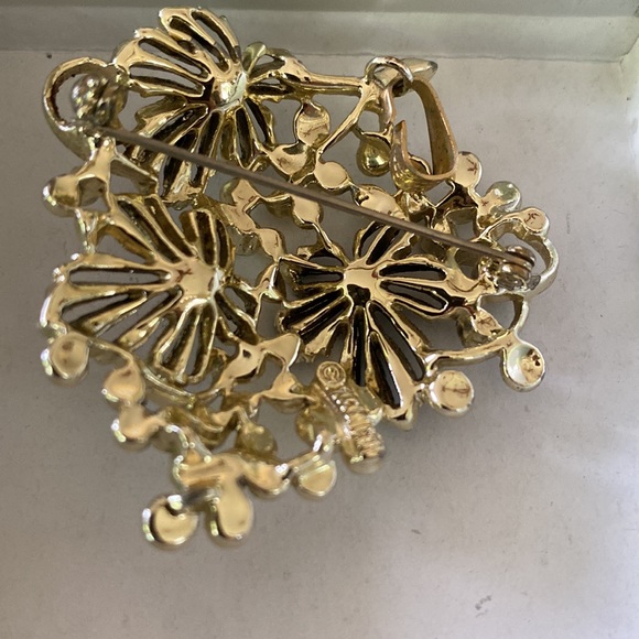 1960's SARAH COVENTRY — Black Iris Brooch/Pendant w/ matching clip on Earrings - Picture 3 of 7